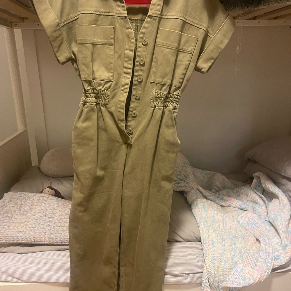 Adorable olive green thick material jumper. I’m 5’5’m & it’s and it’s too short